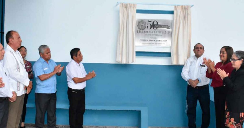 Llama Javier Velázquez a jóvenes a vivir el momento histórico de la educación en el país