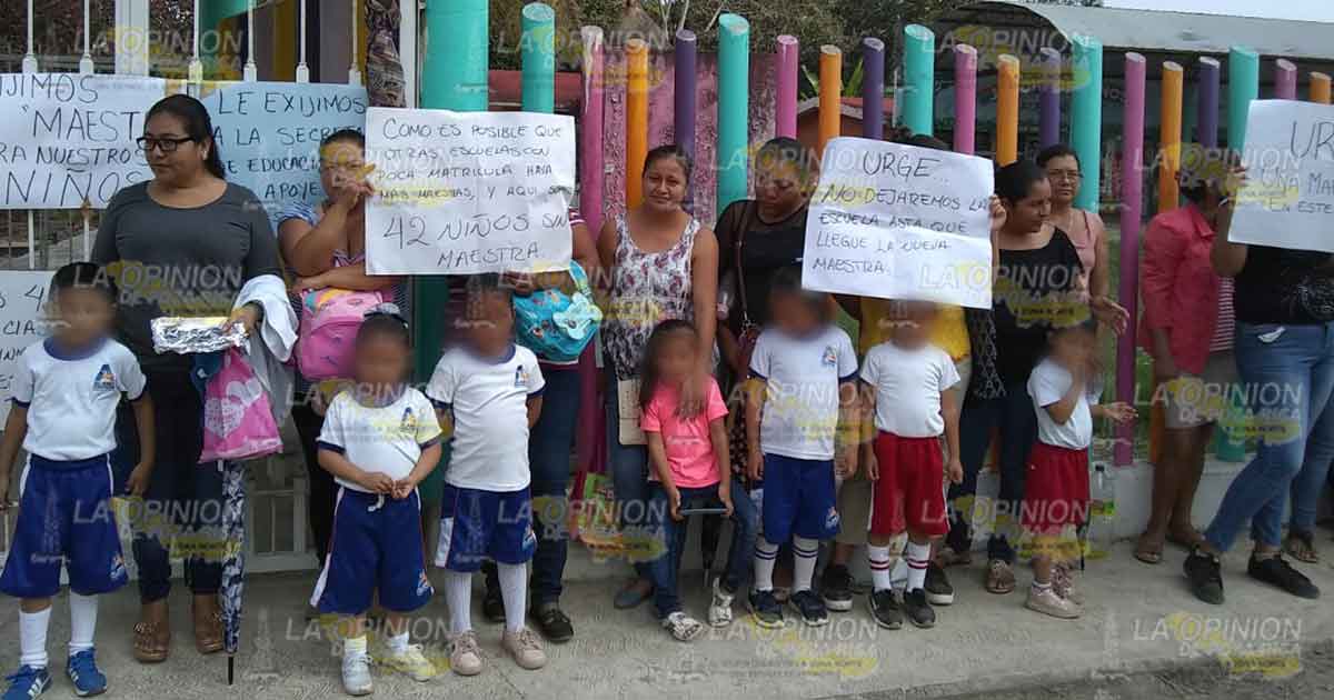 Madres de familia, toman el kínder de Agua Nacida
