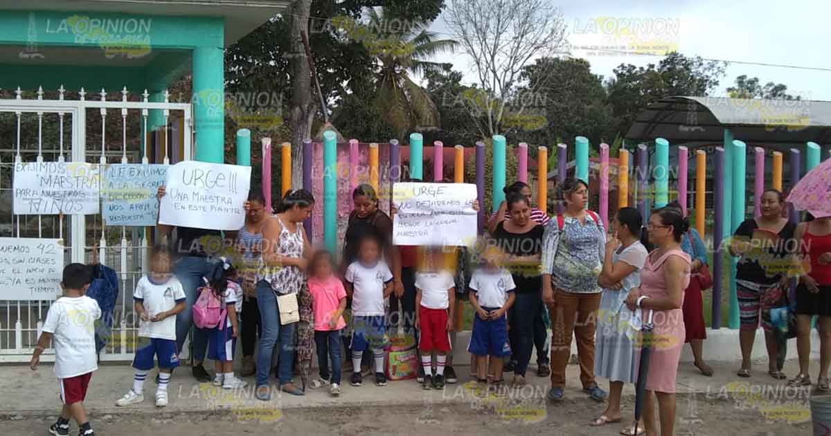 Madres de familia, toman el kínder de Agua Nacida