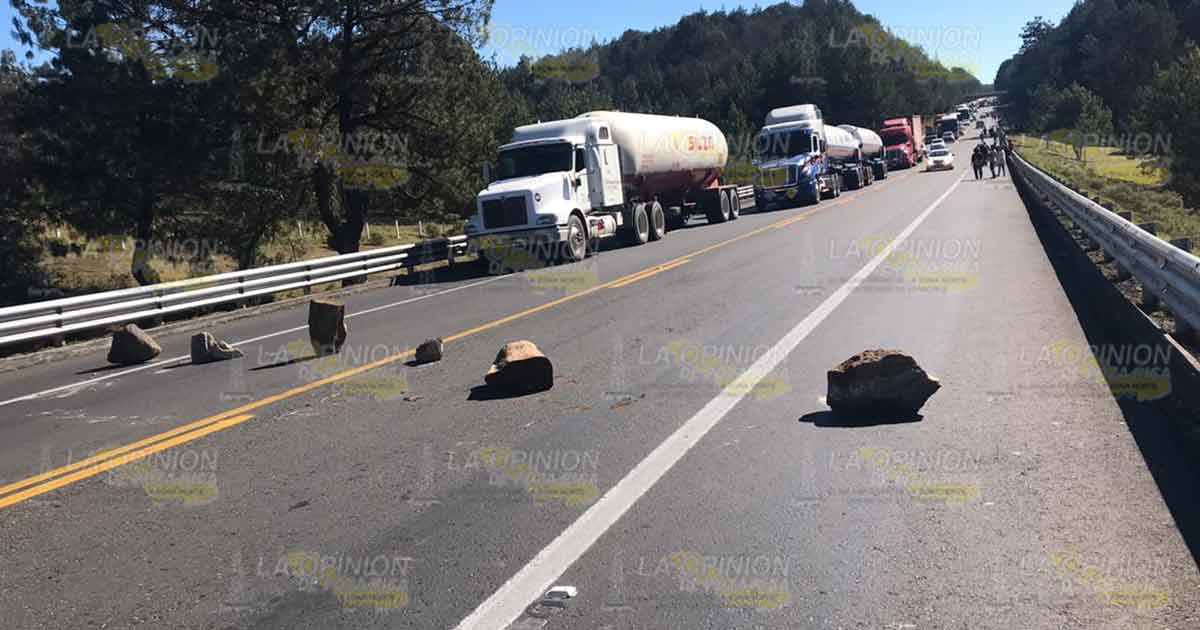 Cumplen 12 horas del cierre de carreteras