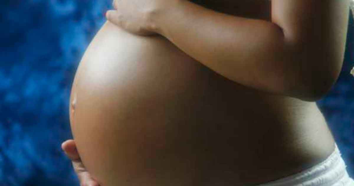 Mujer pide tips para que su hijo “nazca blanquito” y las redes la tunden con respuestas épicas