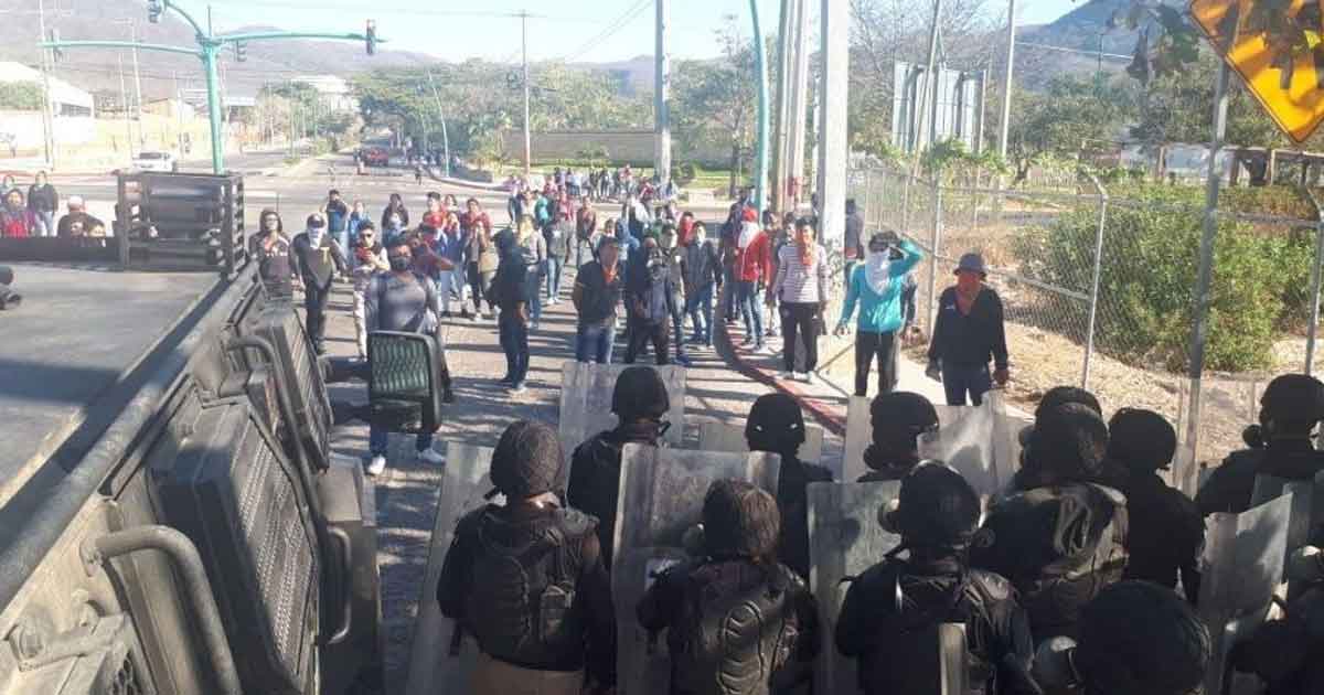 Enfrentamiento entre policías y normalistas deja al menos 20 heridos