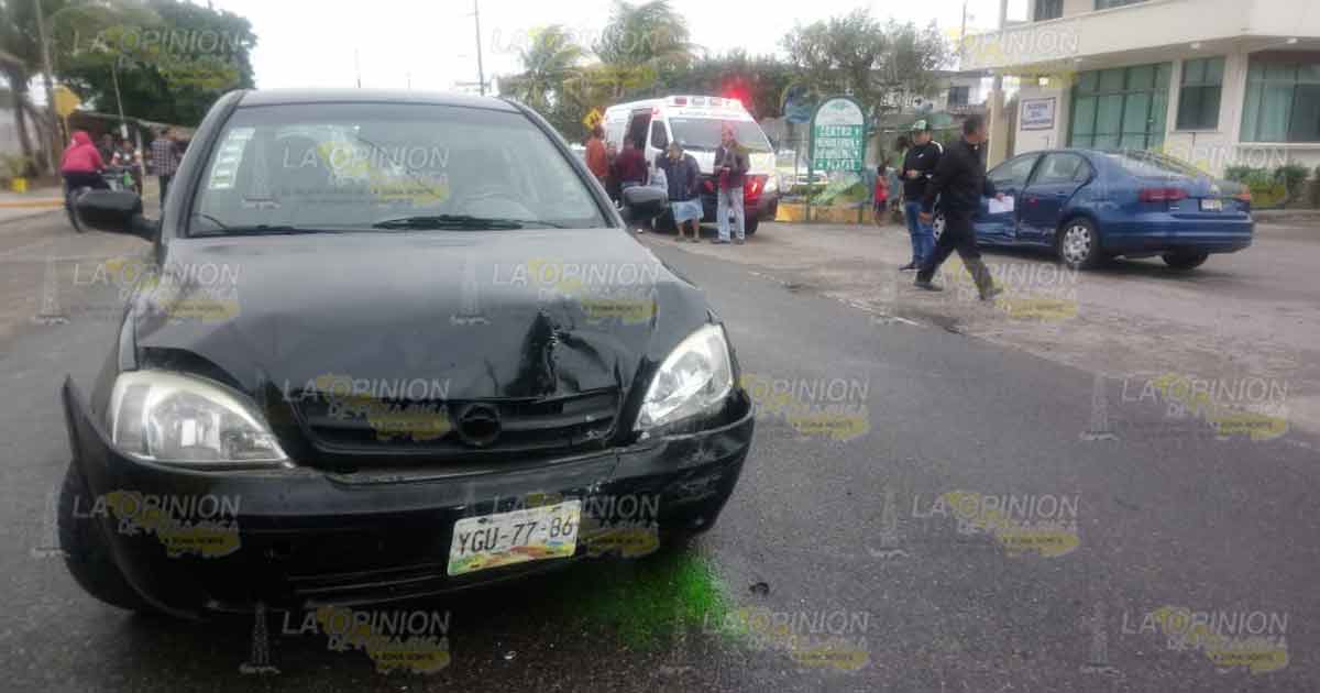 No hizo alto y provoca aparatoso accidente