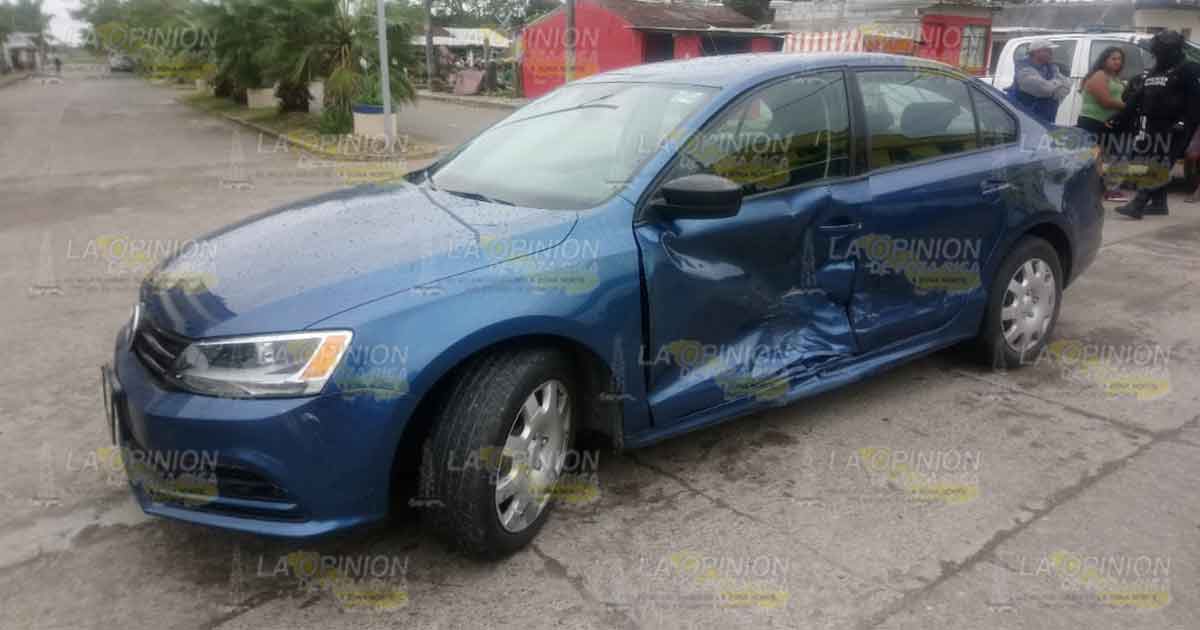 No hizo alto y provoca aparatoso accidente