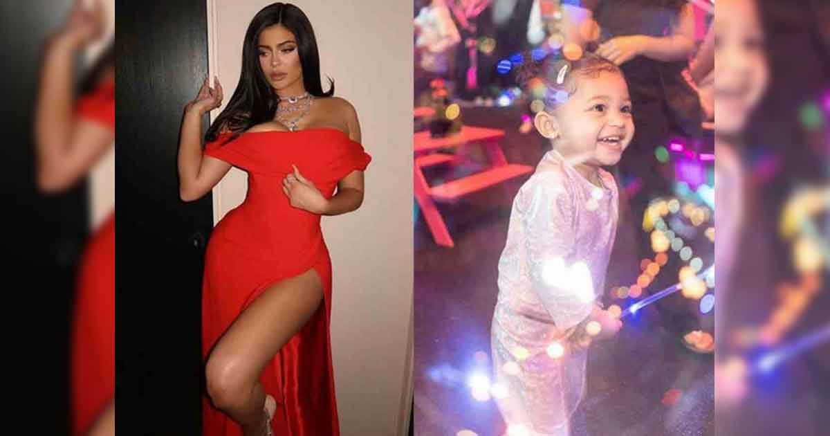 Critican a Kylie Jenner por ponerle enormes aretes a su hija