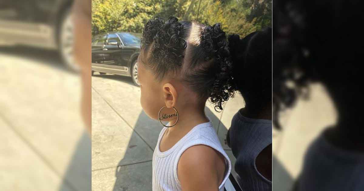 Critican a Kylie Jenner por ponerle enormes aretes a su hija