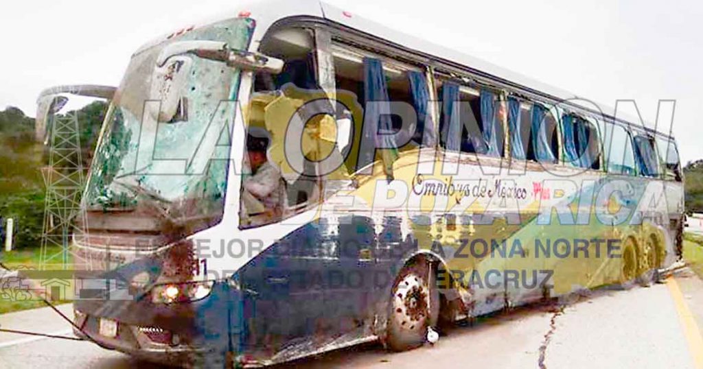 Omnibus vuelca sobre la México- Tuxpan