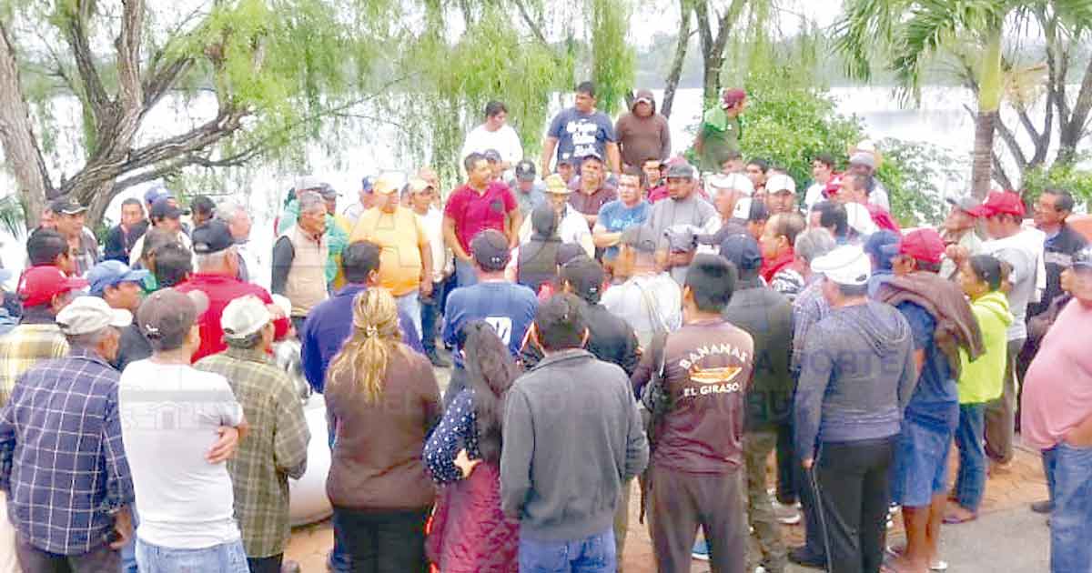 Abusos del capitán de puerto es un opresor de pescadores