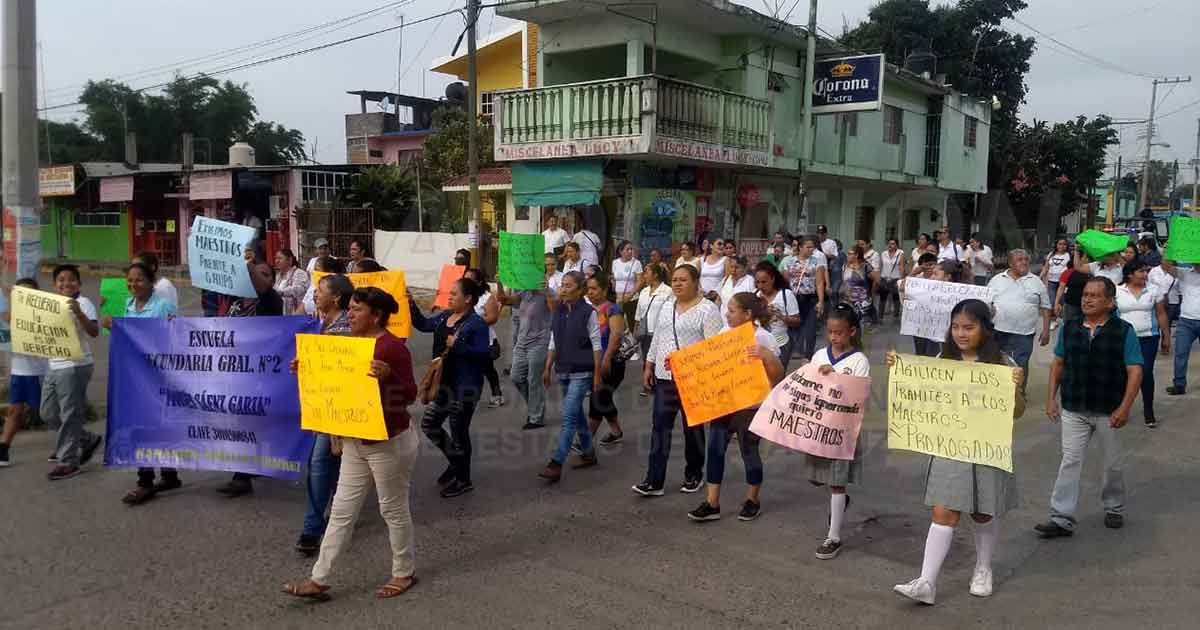Padres de familia exigen docentes en dos secundarias