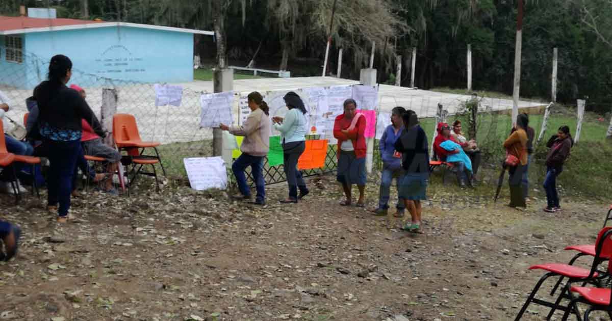 Grupo de padres de familia toman telesecundaria en Cerro Azul