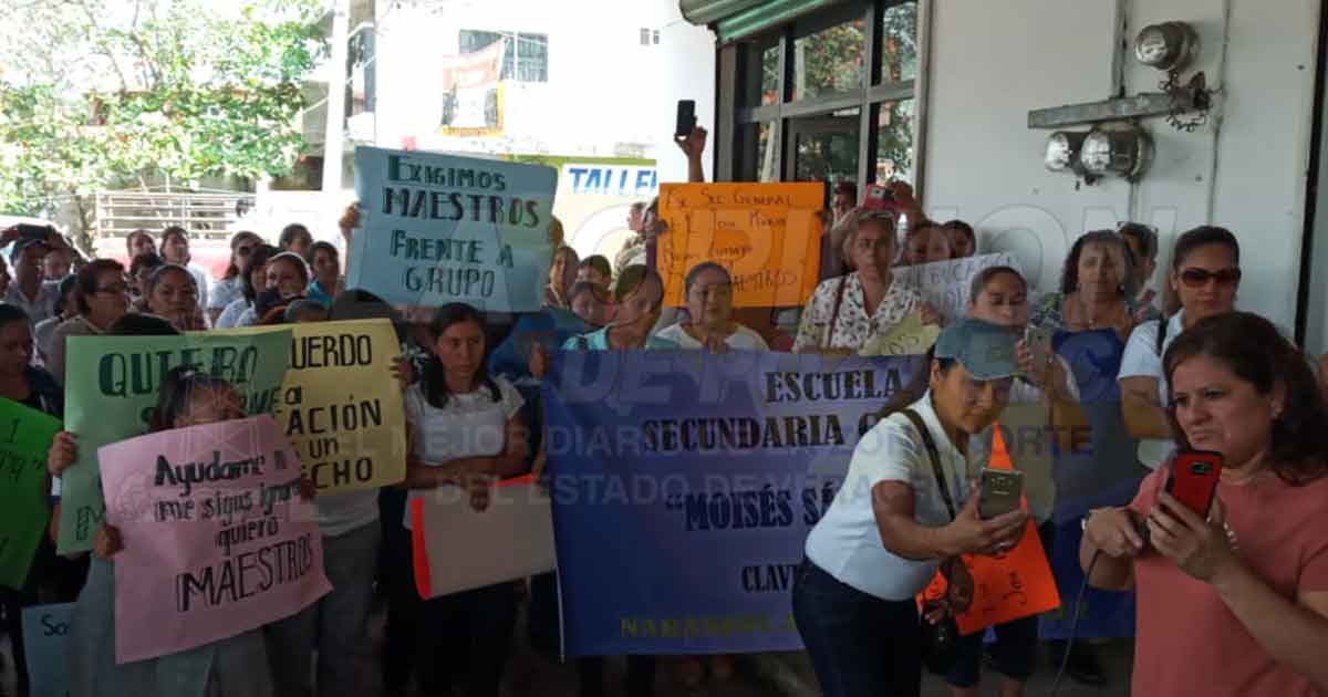 Padres de familia exigen docentes en dos secundarias