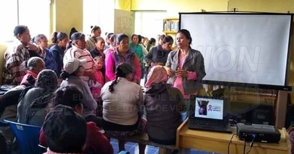 Mujeres reciben pláticas sobre prevención de cáncer