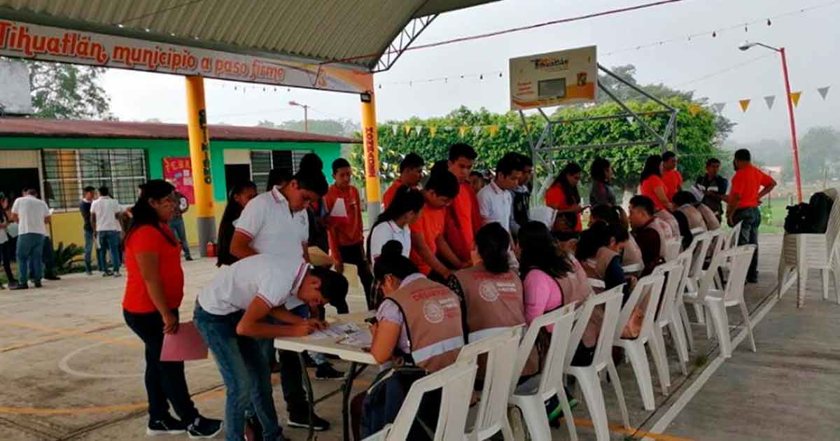 Pese a frente frió no suspenden pago de becas