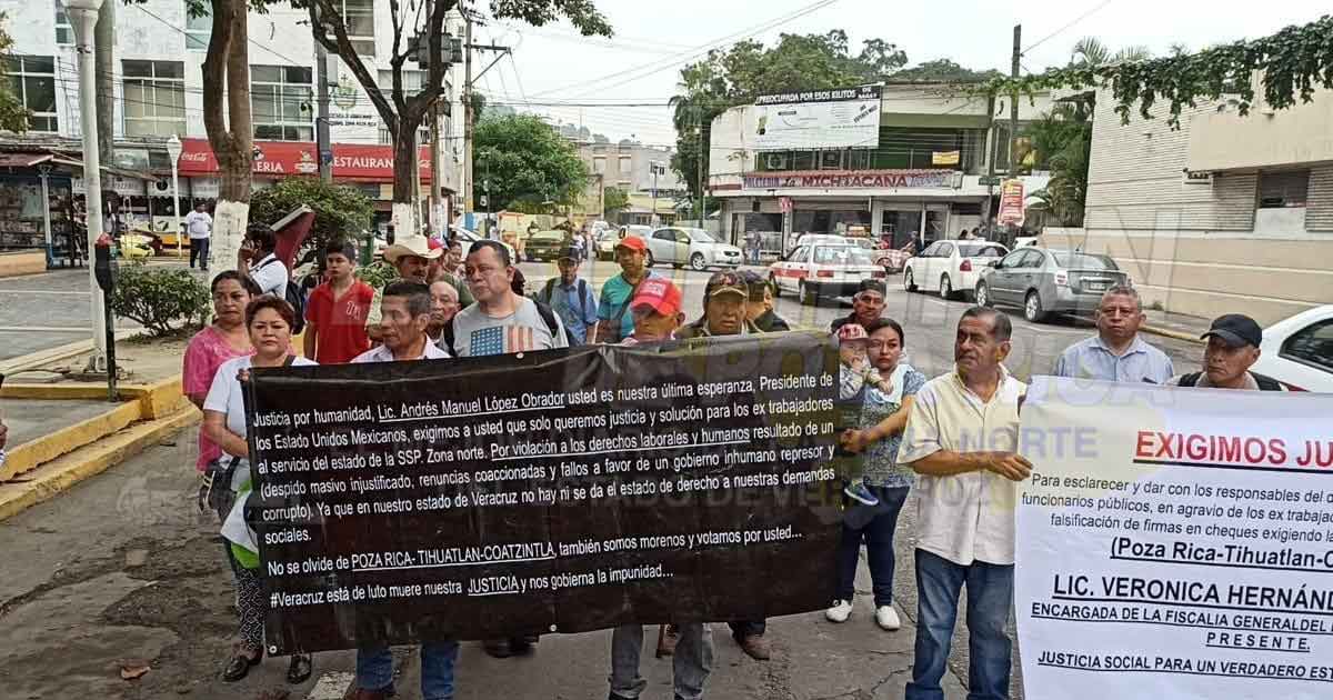 Ex policías marchan y exige pagos pendientes
