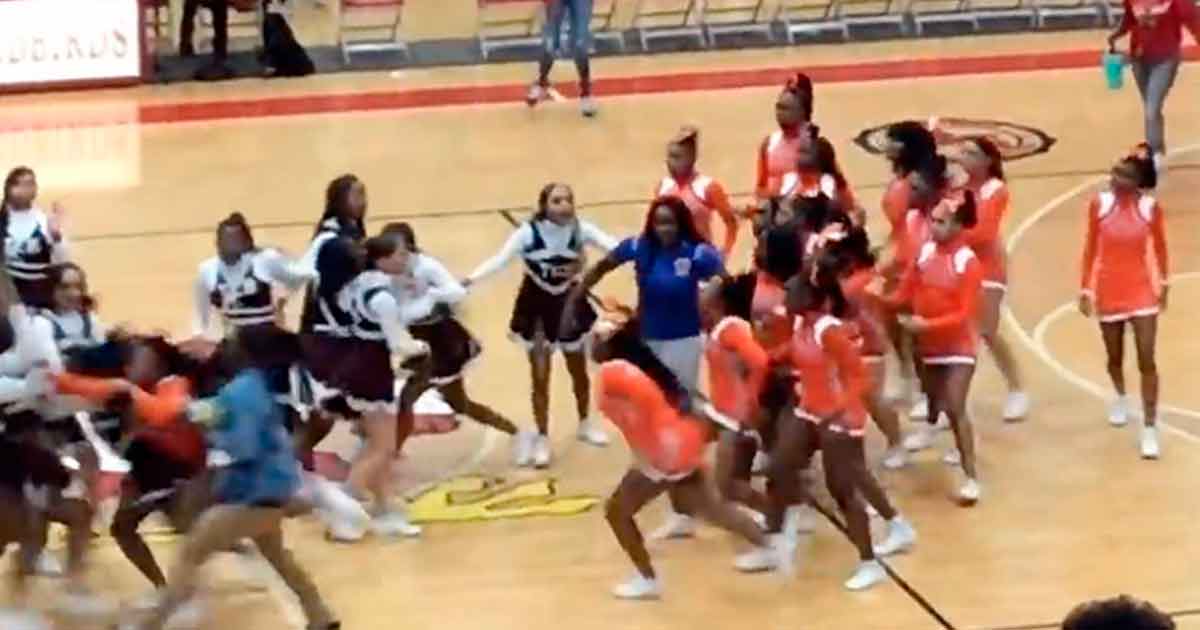 Porristas protagonizan pelea campal antes de un partido de básquetbol