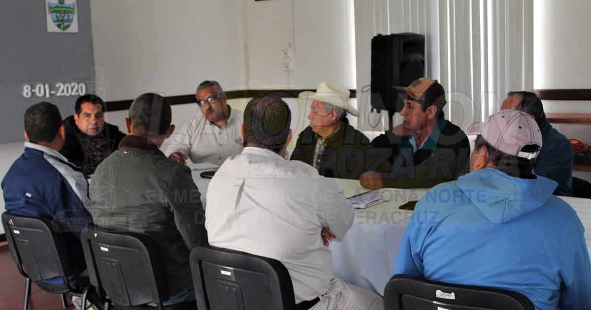 Alcalde atiende a moradores de el Águila Monte Grande