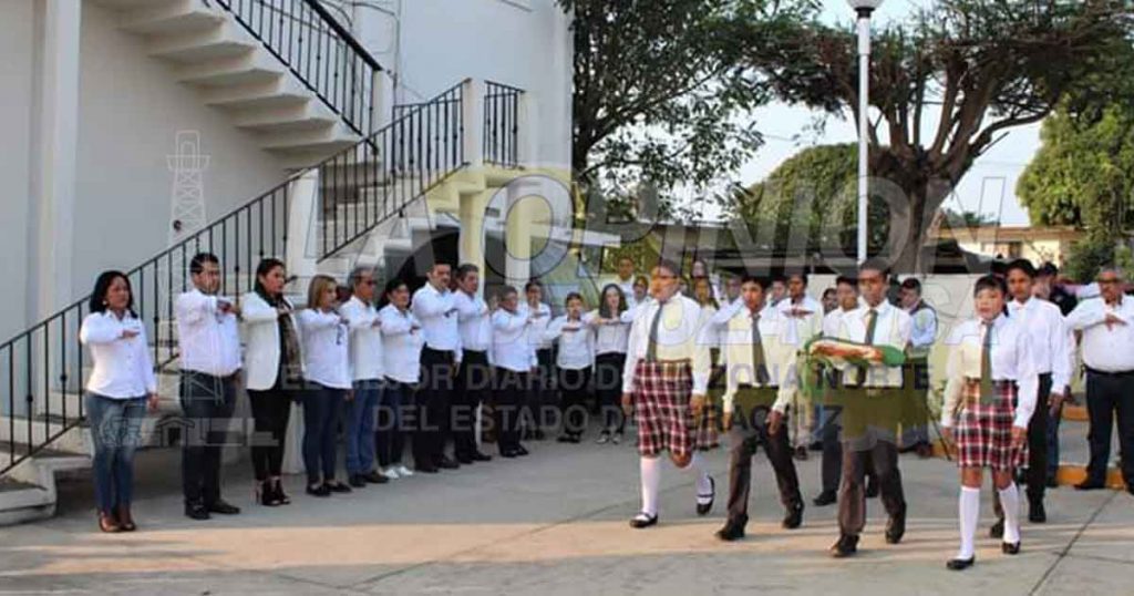 Ayuntamiento conmemora el día de la bandera