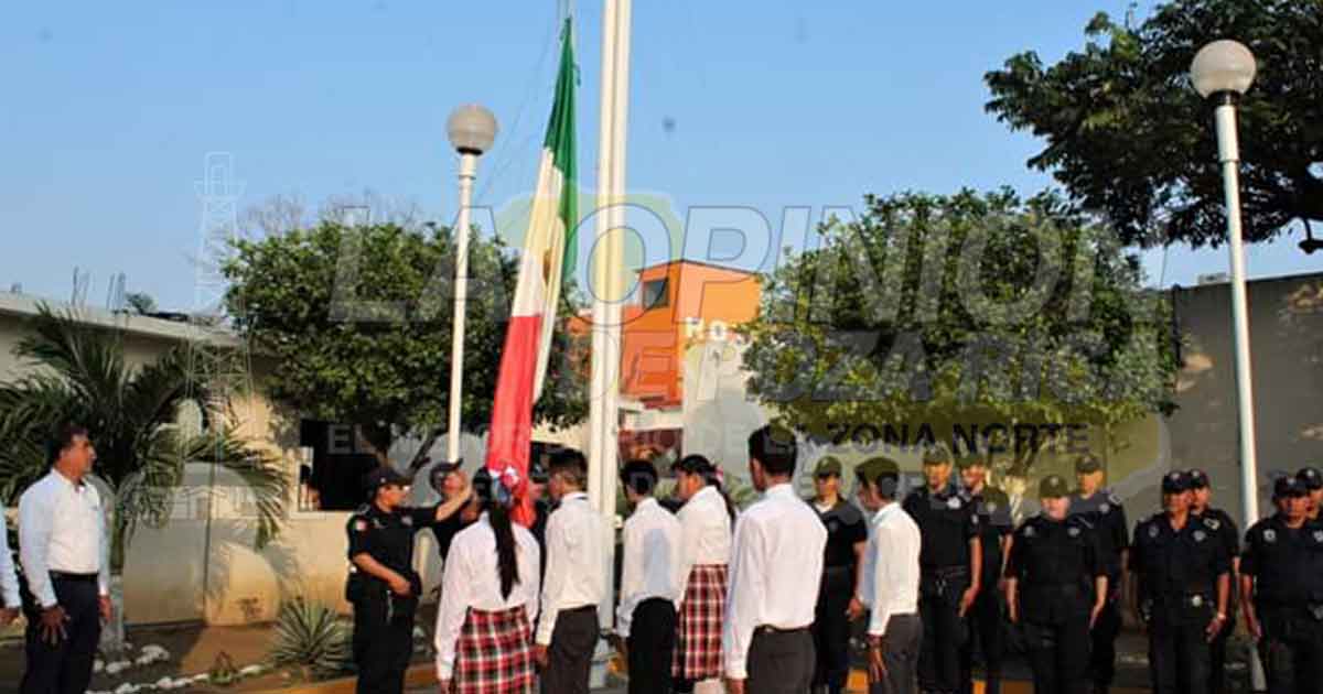 Ayuntamiento conmemora el día de la bandera