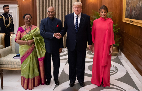 Melania se despide de India con dos looks espectaculares