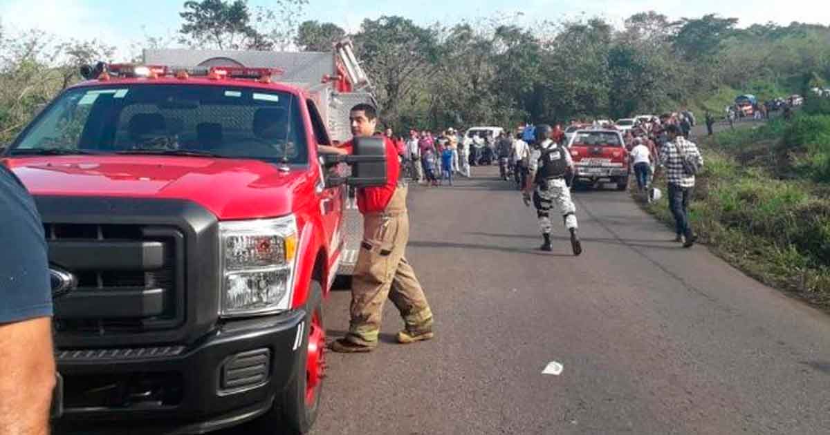 Camión repleto de migrantes vuelca, deja 45 lesionados y un muerto