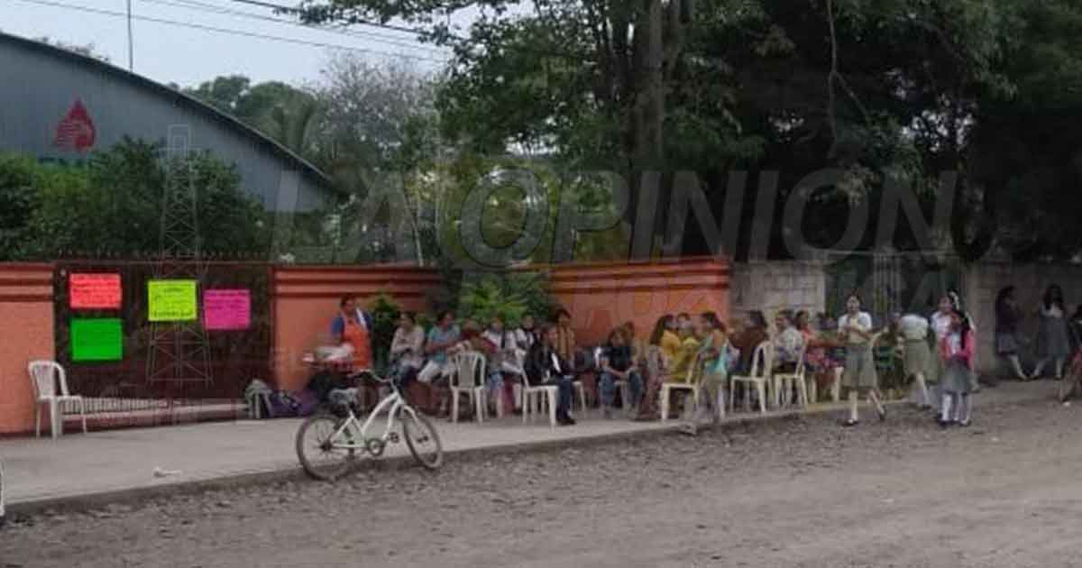 En Estero del Ídolo, padres de familias cierran la secundaria; en AN kínder sigue tomado.