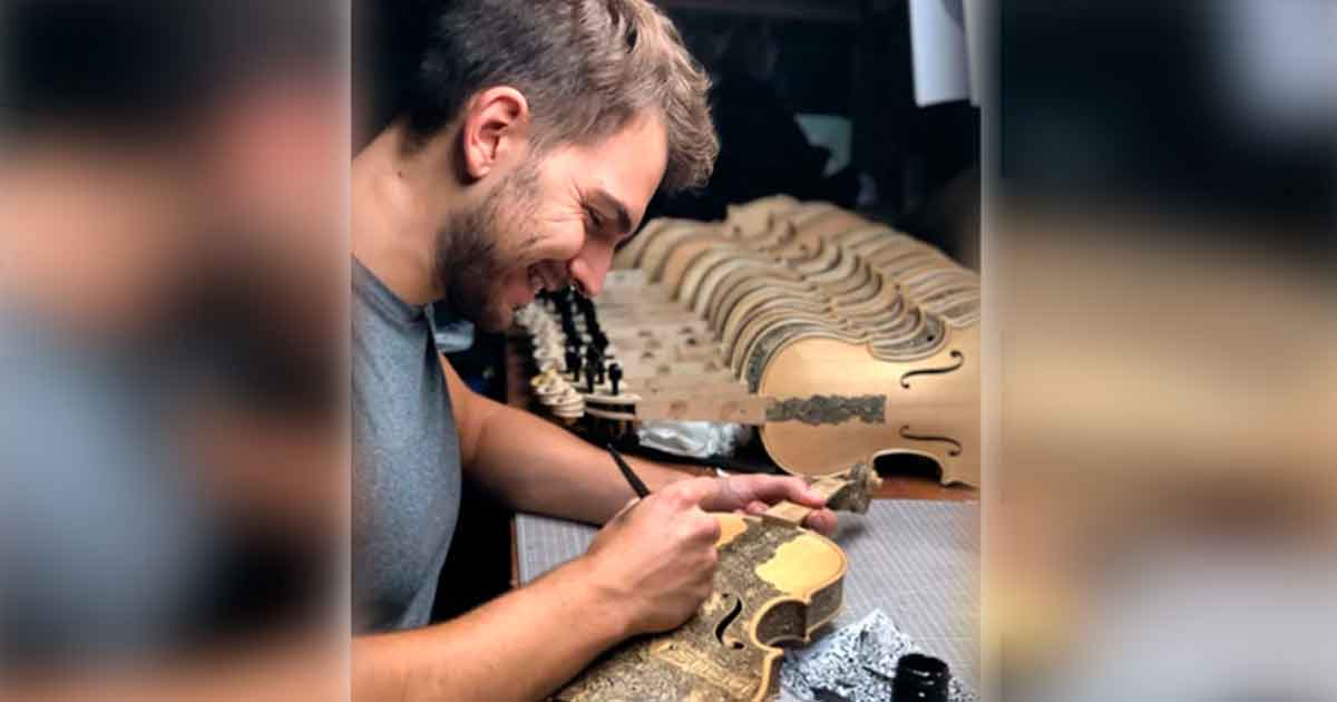 Un artista pasa cuatro años dibujando el "Inferno" de Dante en sus violines