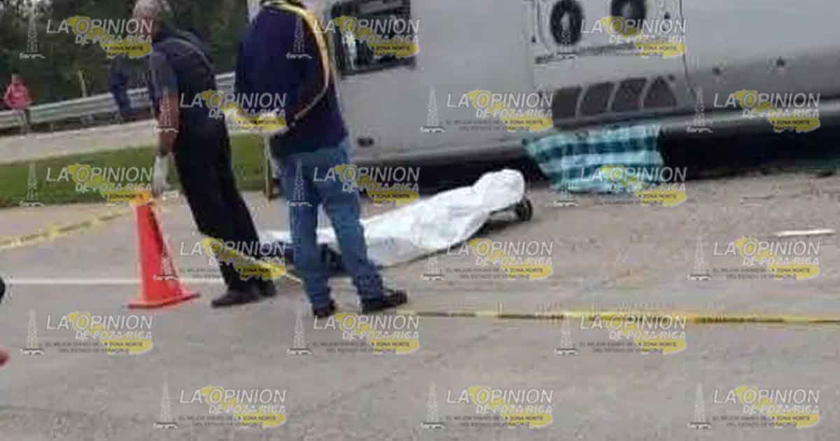 Un muerto al volcar autobús de pasajeros