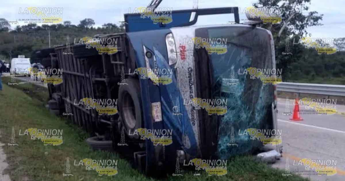 Un muerto al volcar autobús de pasajeros