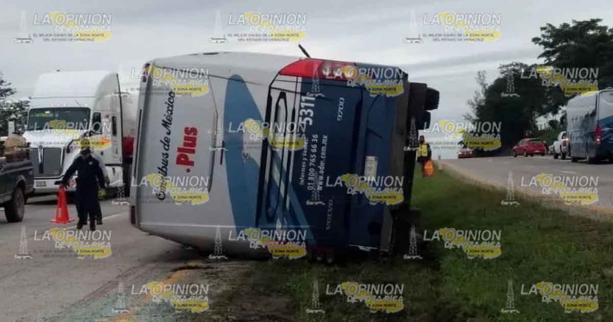 Un muerto al volcar autobús de pasajeros