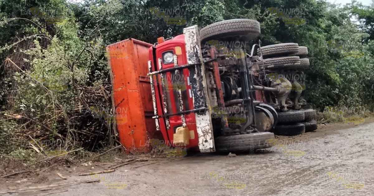 Vuelca camión cañero en el ejido Vega de Otates
