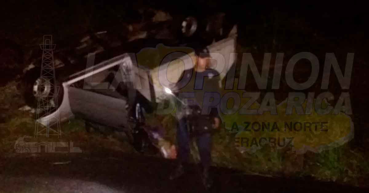 Vuelca camioneta cargada de pescado