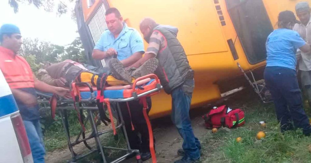 ¡Vuelca camión naranjero: dos lesionados!