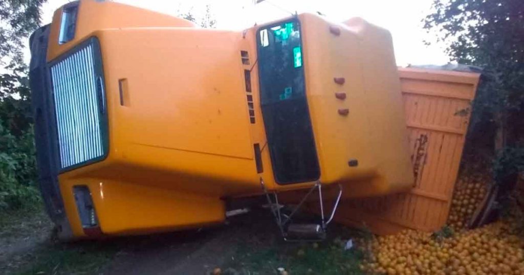 ¡Vuelca camión naranjero: dos lesionados!