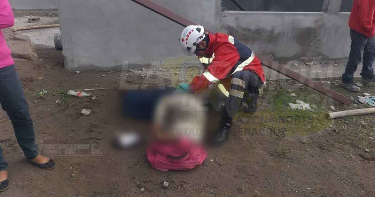 Cae albañil de una azotea, se lesiona la columna