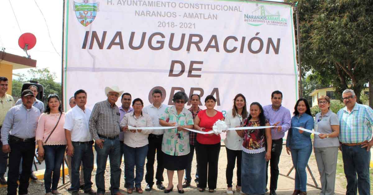 Entregan guarniciones y banquetas en Naranjos