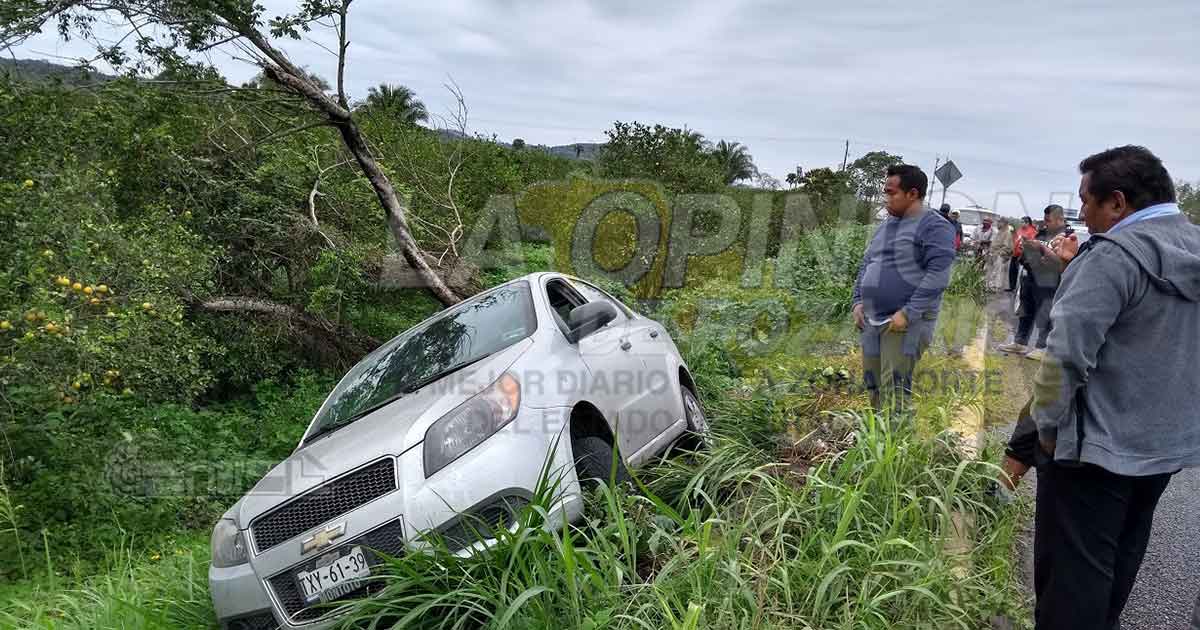 Automóvil, por poco cae en el arroyo