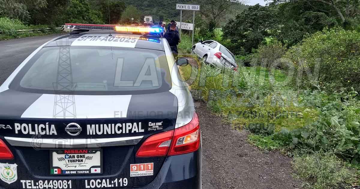Automóvil, por poco cae en el arroyo