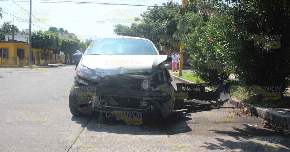 Automovilista se avienta el paso de la muerte en la 27 de Septiembre