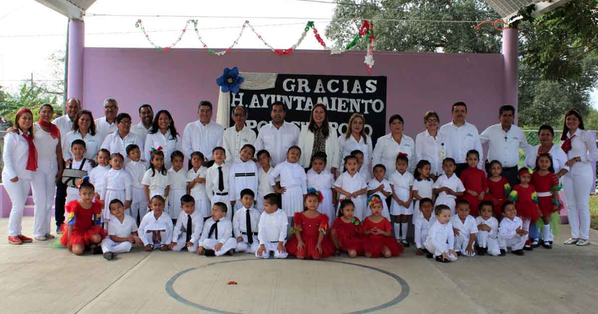 Entrega alcalde aula equipada en Jardín de Niños de Naranjos