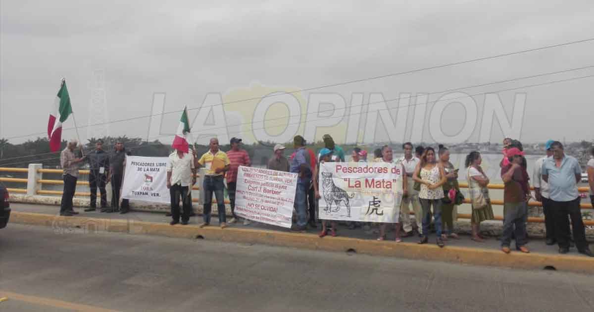 Protestan pescadores sobre el puente Tuxpan