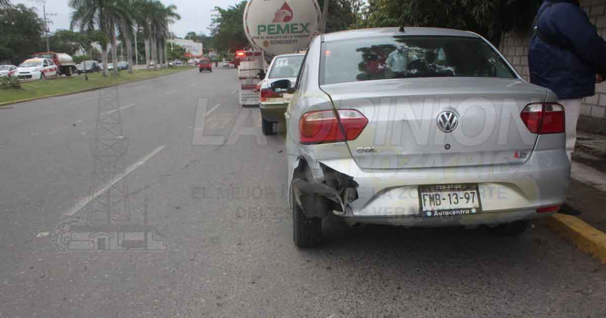 Taxi terminó destrozado en accidente vial