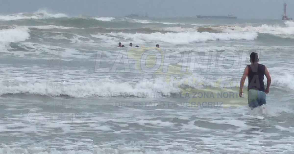 ¡Bañistas desafían al mar!