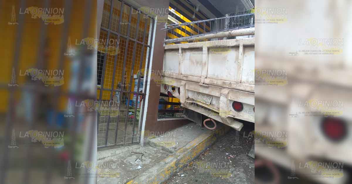 Camión se estampa contra casa