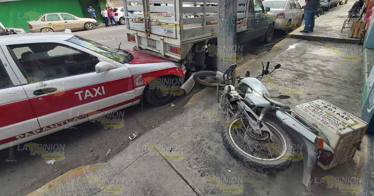 Chevy impacta a unidad de alquiler y termina incrustado contra camioneta