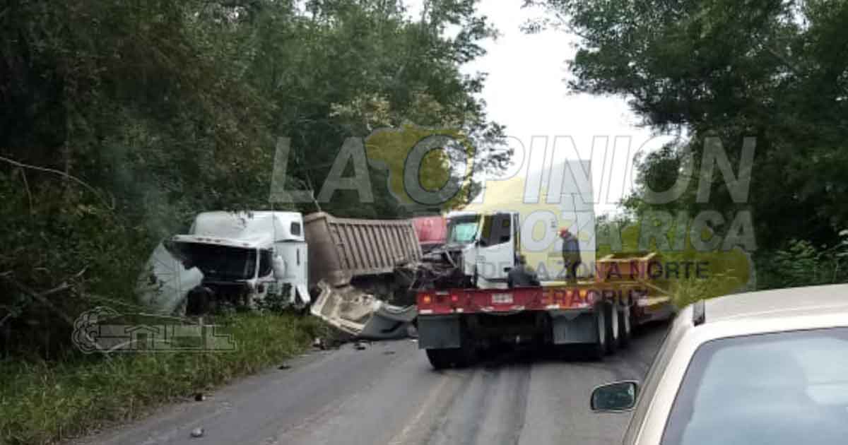 Mal estado de la carretera México–Tampico provoca aparatoso accidente