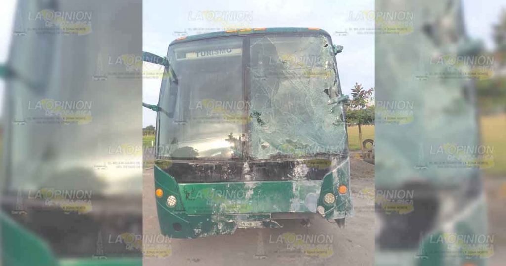 Autobús turístico destrozó vivienda en Zozocolco