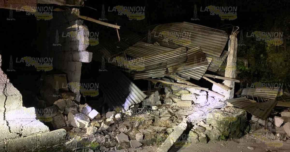 Autobús turístico destrozó vivienda en Zozocolco