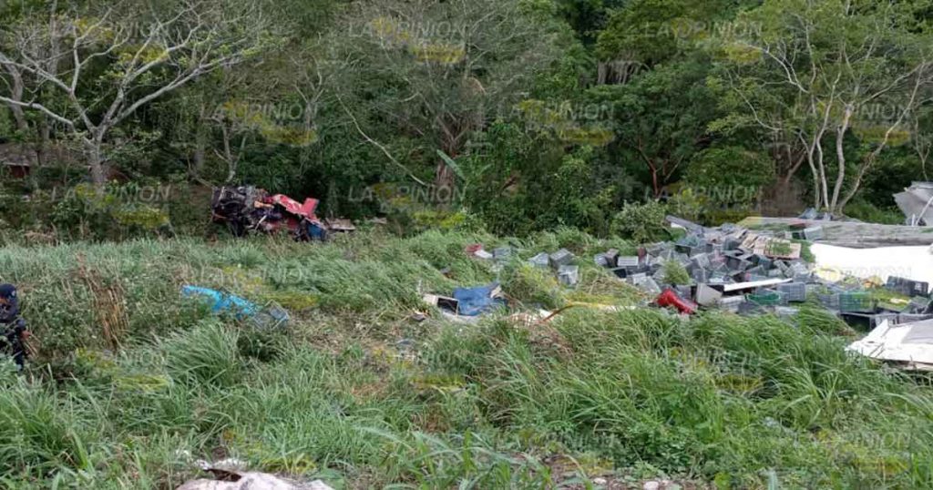 Tráiler se va a un barranco, sobre la carretera federal Tuxpan-Tampico