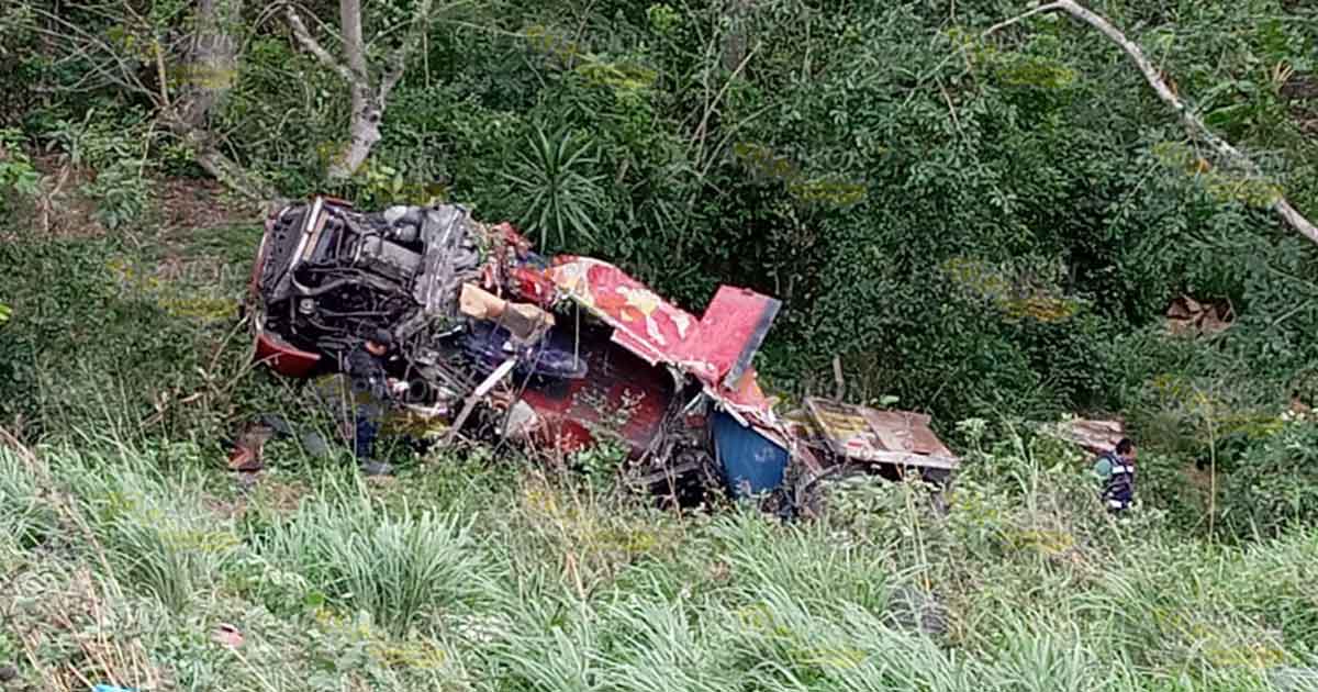 Tráiler se va a un barranco, sobre la carretera federal Tuxpan-Tampico