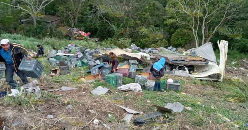 Tráiler se va a un barranco, sobre la carretera federal Tuxpan-Tampico